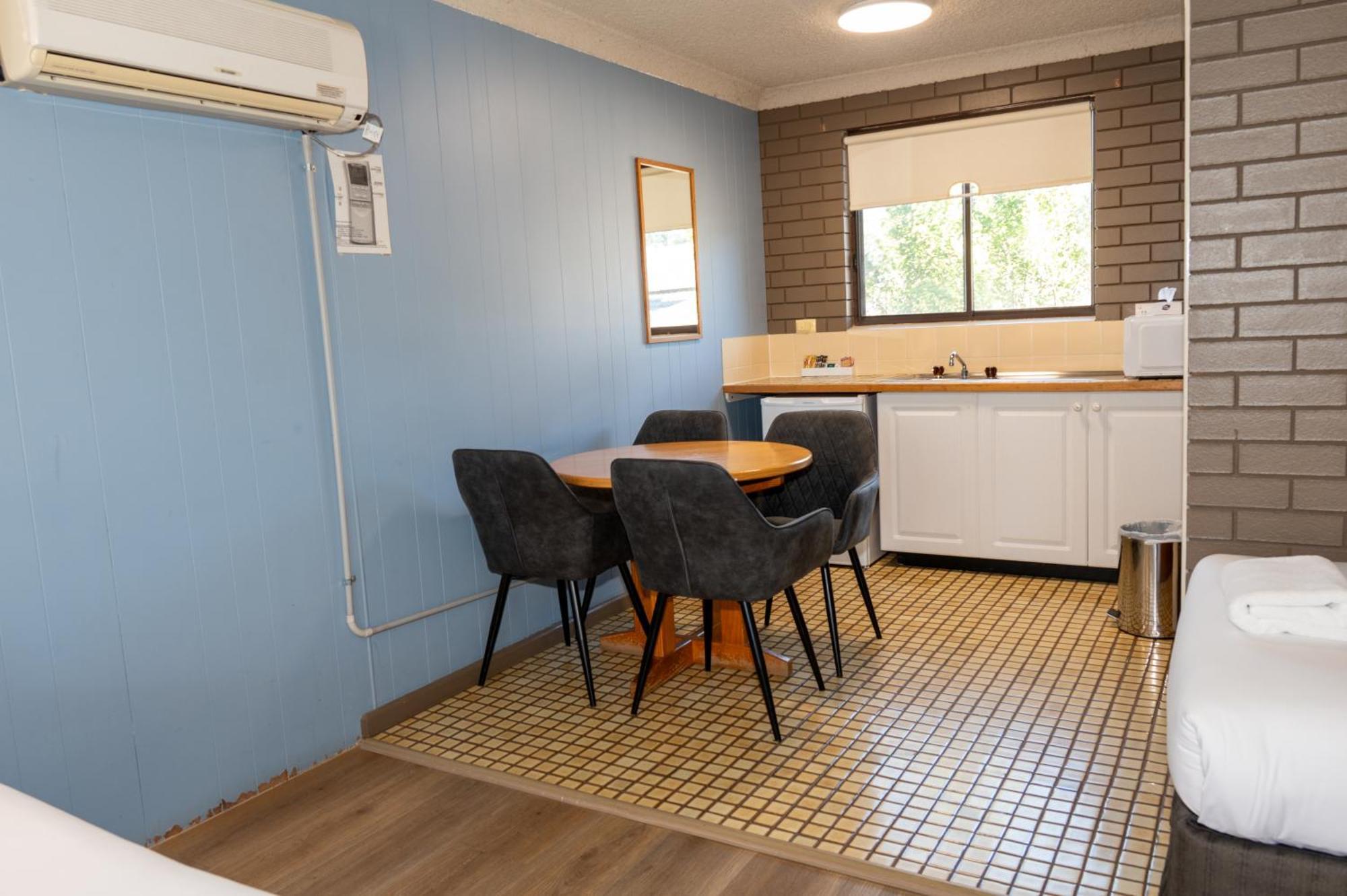 Tumut Valley Motel Pet Friendly Exterior foto