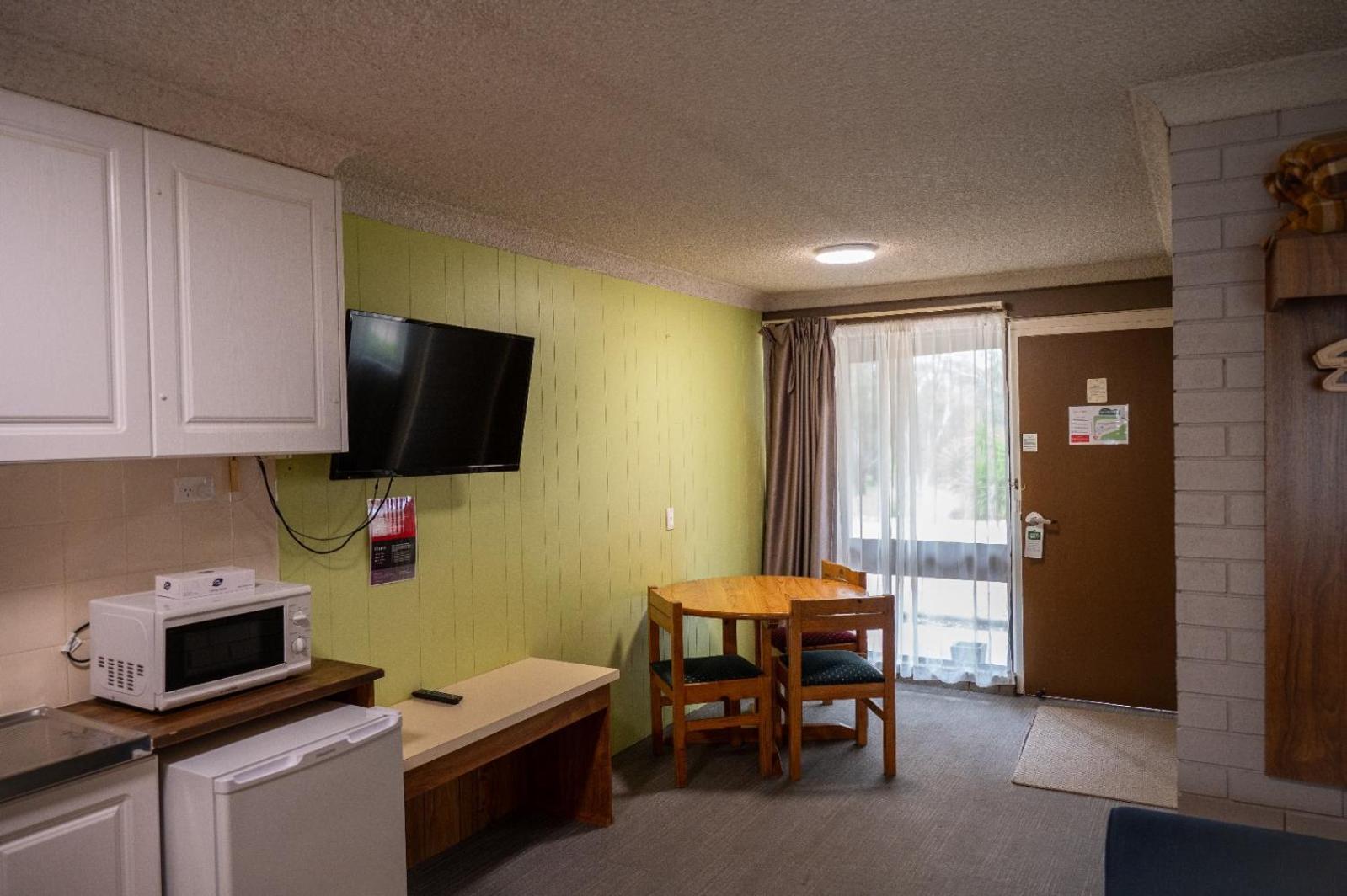 Tumut Valley Motel Pet Friendly Exterior foto
