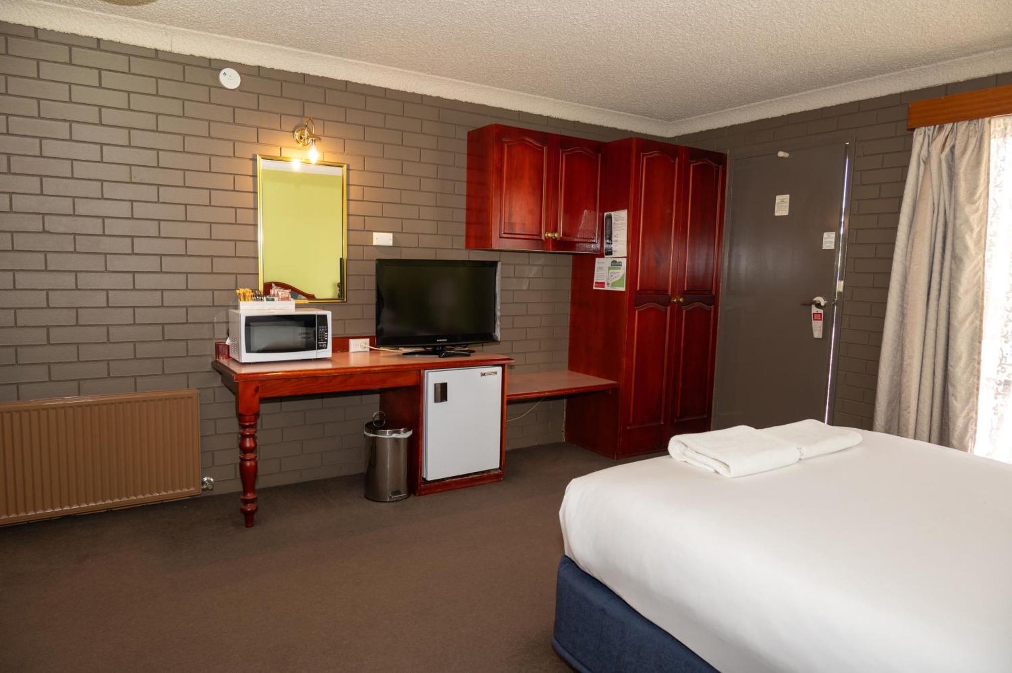Tumut Valley Motel Pet Friendly Exterior foto