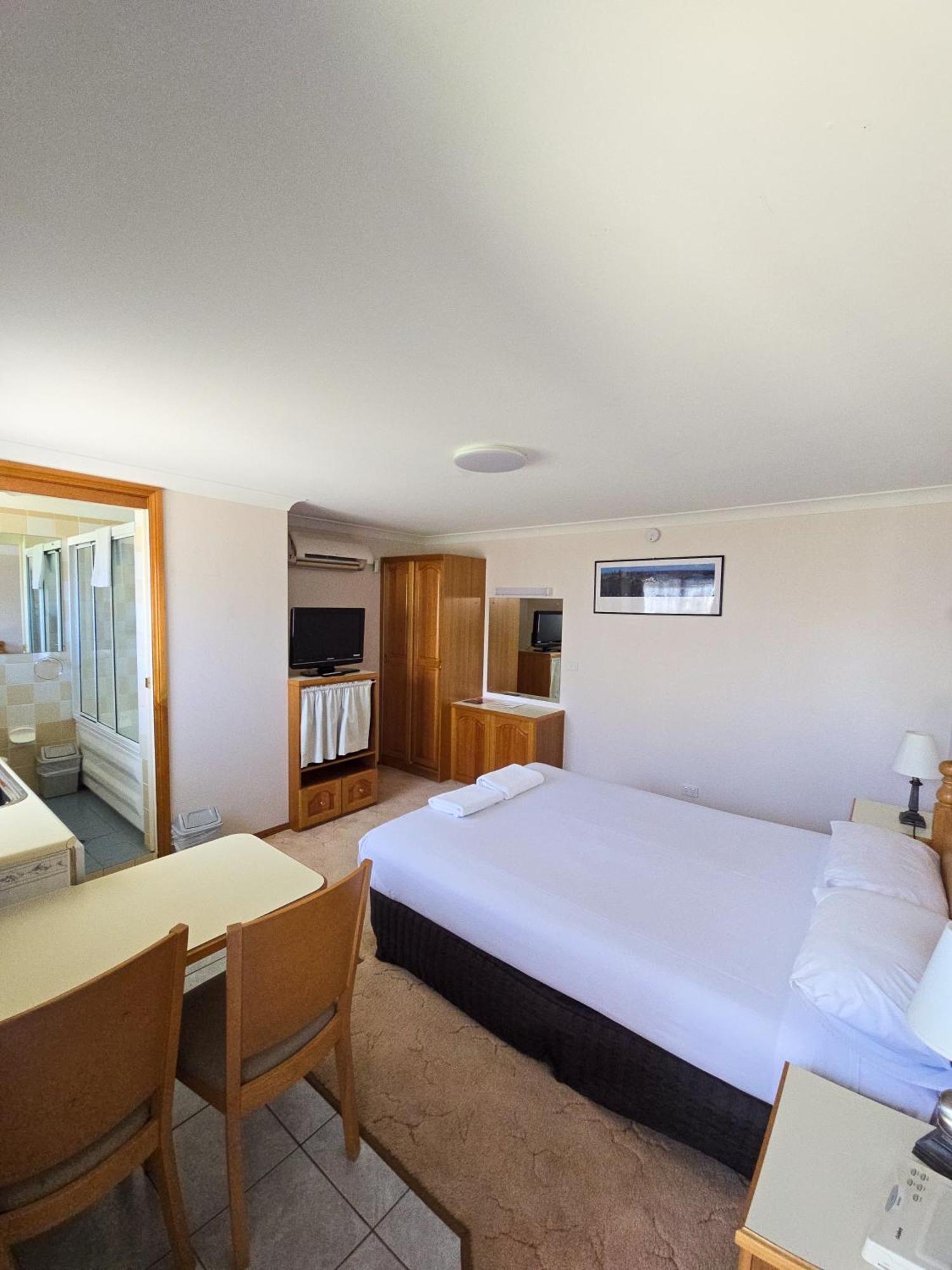 Tumut Valley Motel Pet Friendly Exterior foto